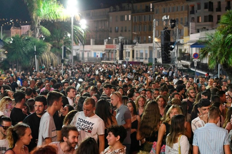 Durante el concierto del DJ y productor francés The Avener, el primer espectáculo público en Niza desde el cierre por el nuevo coronavirus, el 11 de julio de 2020. Foto Afp