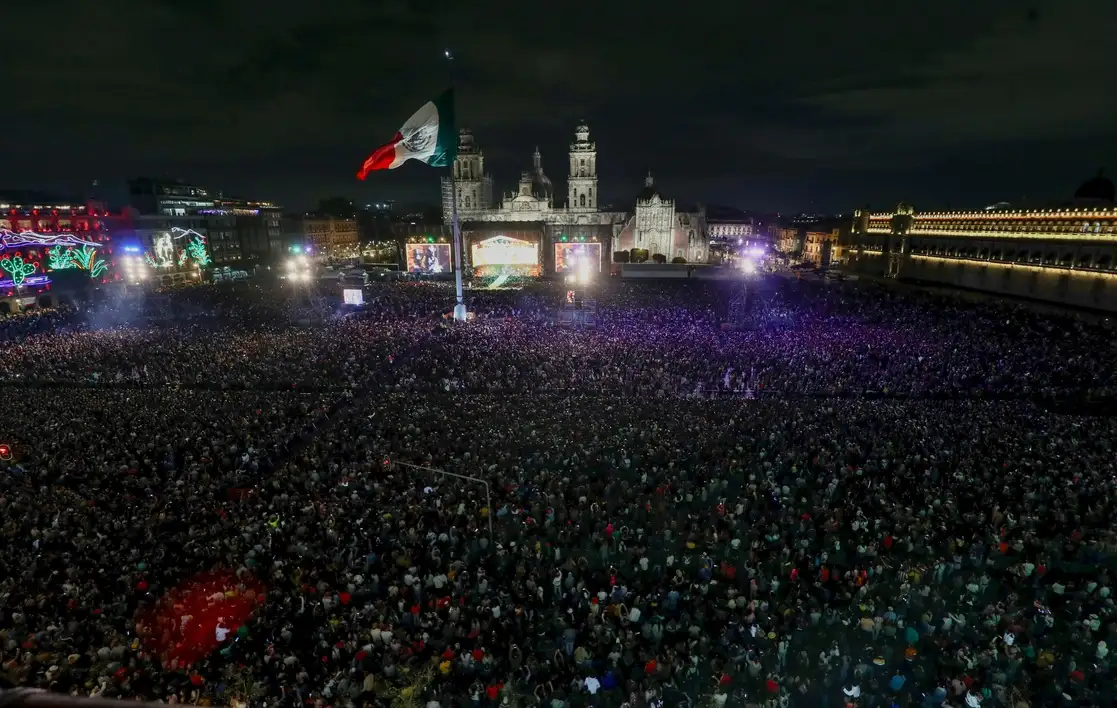 La plancha del Zócalo capitalino fue colmada por la multitud. Pese a que fueron desplegados 2 mil 810 integrantes de la Secretaría de Seguridad Ciudadana, alrededor de las 11 de la mañana hubo un portazo, cuando cientos de personas rompieron el cerco policiaco instalado en calles aledañas y corrieron hacia el escenario. En total hubo 215 personas atendidas por el ERUM debido a empujones. También hubo grescas entre fanáticos y agentes. Foto Roberto García Ortiz 