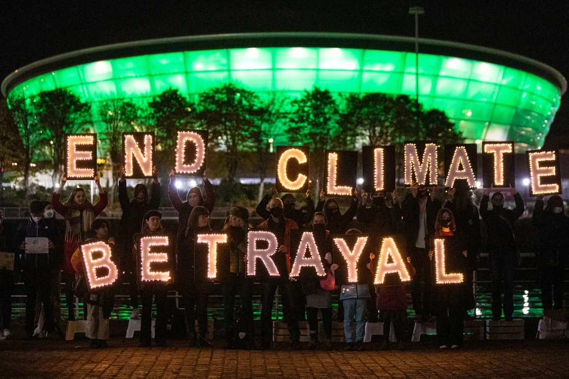 Los activistas de la Juventud del Clima y los pueblos indígenas llaman a los líderes a "Poner fin a la traición climática" durante la Cumbre de Líderes de la COP26, el 2 de noviembre de 2021 en Glasgow, Escocia. Foto Ap
