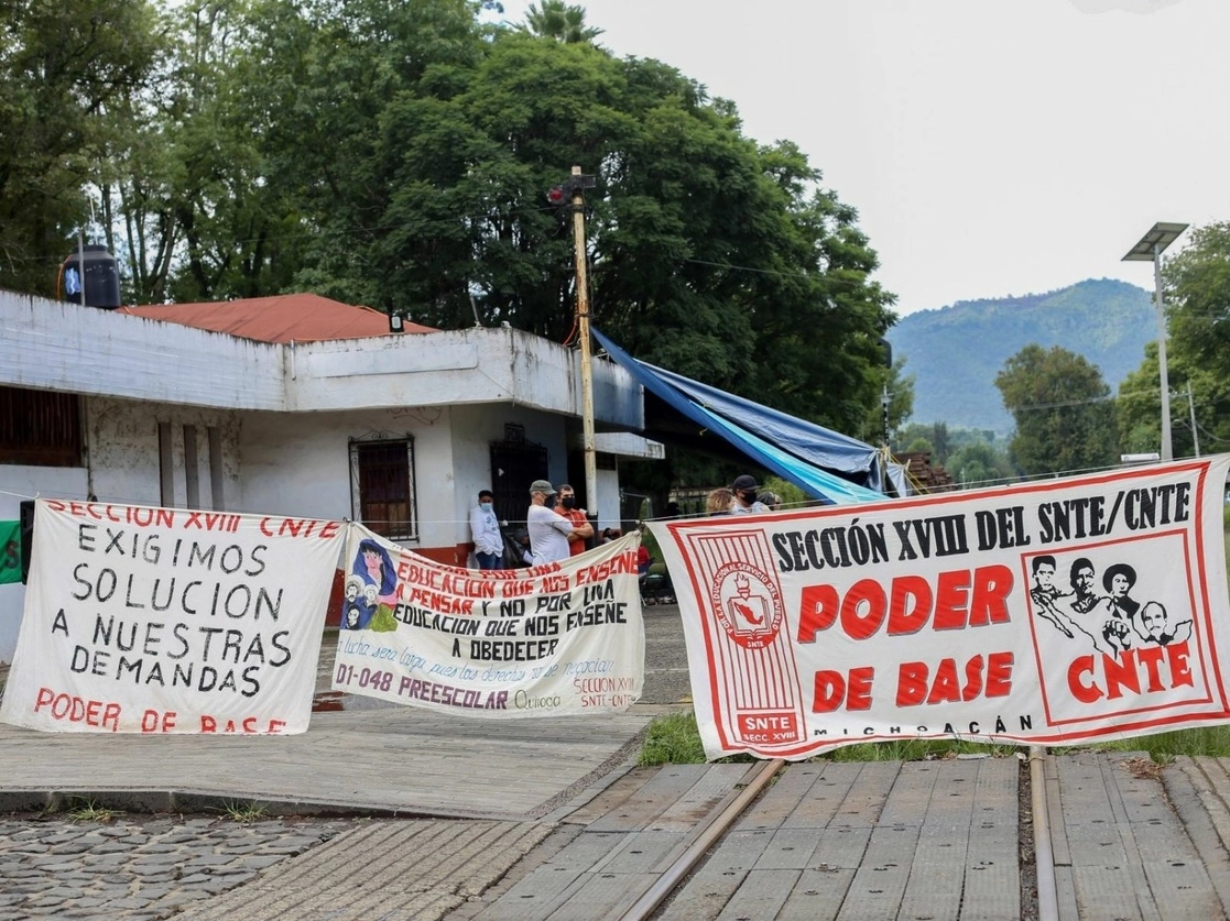 Maestros de la CNTE en Michoacán bloquean vías del tren, el pasado 22 de septiembre de 2020. Foto Cuartoscuro