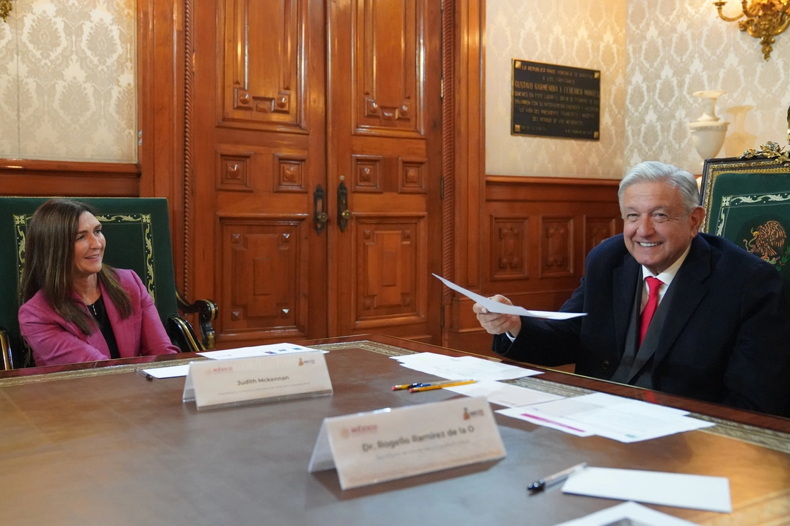 Judith McKenna, presidenta y directora ejecutiva de WalMart y el presidente López Obrador, en Palacio Nacinonal. Imagen tomada de https://twitter.com/lopezobrador_ 
