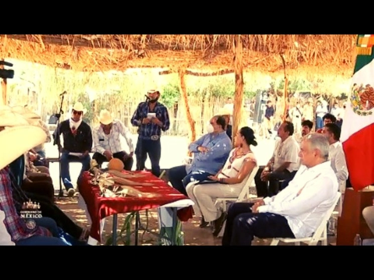En un encuentro de los ocho gobernadores de los pueblos yaquis, el presidente Andrés Manuel López Obrador acordó el Plan de Justicia para el pueblo yaqui. Imagen tomada de la transmisión en vivo a través del Twitter del @GobiernoMX