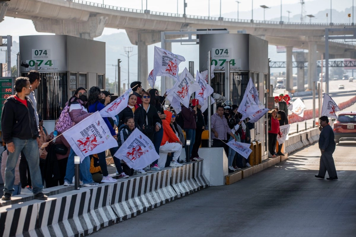 Durante una jornada de protestas por parte de la CNTE, al 'tomar' una caseta carretera y dejar el paso libre, en demanda de la abrogación de la ley del Issste 2007. 
