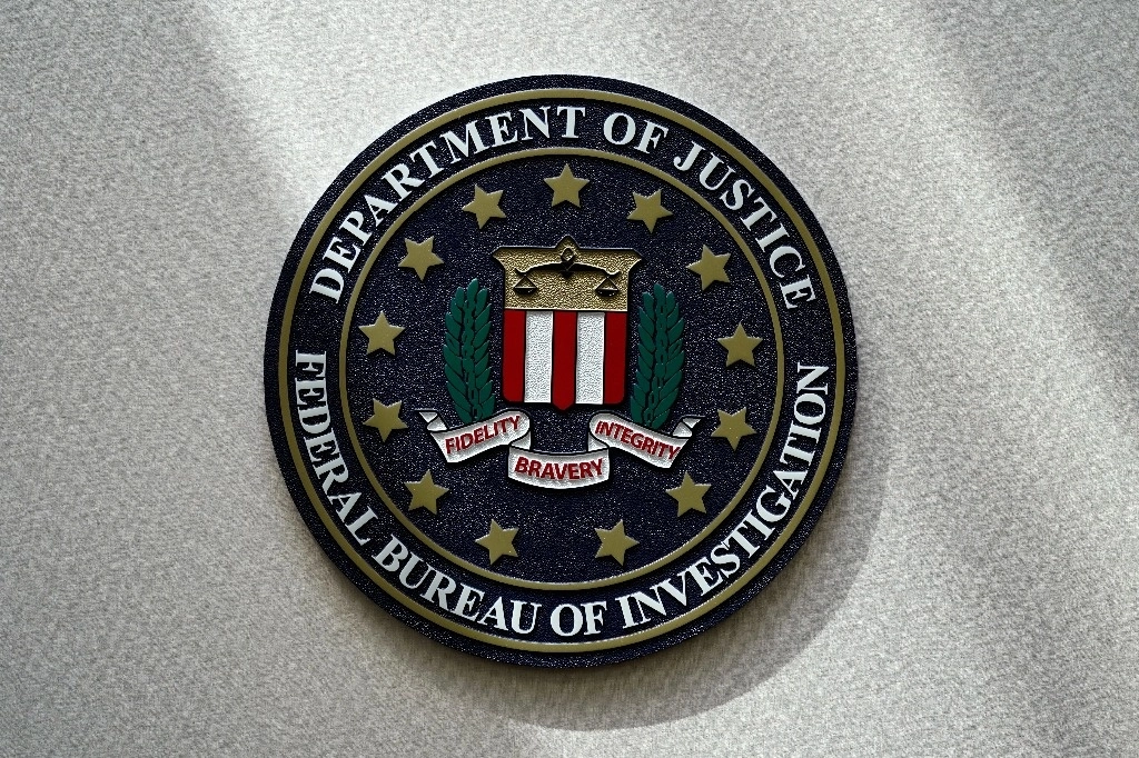 Un sello del FBI se ve en una pared el 10 de agosto de 2022 en Omaha, Nebraska. Foto Ap