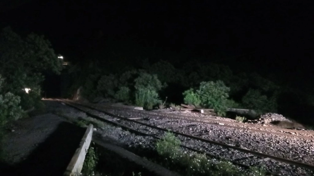 Luego de 18 días de protesta, fueron liberadas la vías del tren a la altura del municipio de Chapulco, en Puebla. Foto @Javier_AquinoL