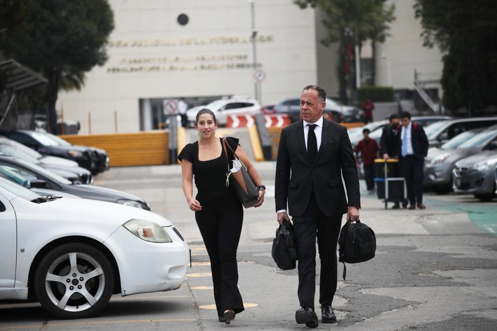 Miguel Ontiveros, abogado defensor del ex director de Pemex, Emilio Lozoya, a su salida de los juzgados del Reclusorio Norte para una audiencia, en la Ciudad de México, el 27 de abril de 2023. Foto Yazmín Ortega Cortés