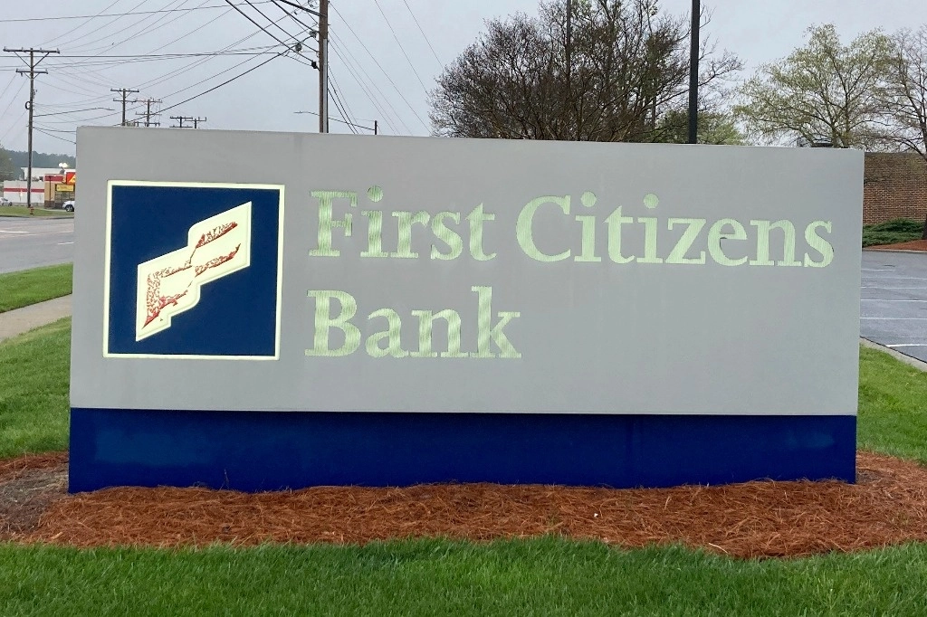 Un cartel del First Citizens Bank, cuya sede está en Durham, Carolina del Norte, comprará Silicon Valley Bank, la institución financiera centrada en la industria tecnológica que colapsó a principios de este mes. Foto Ap 