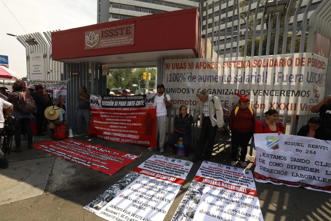 Maestros de la CNTE bloquearon accesos a las oficinas centrales del Issste, ubicadas en la alcaldía Cuauhtémoc, Ciudad de México, el 27 de mayo de 2025. Foto 