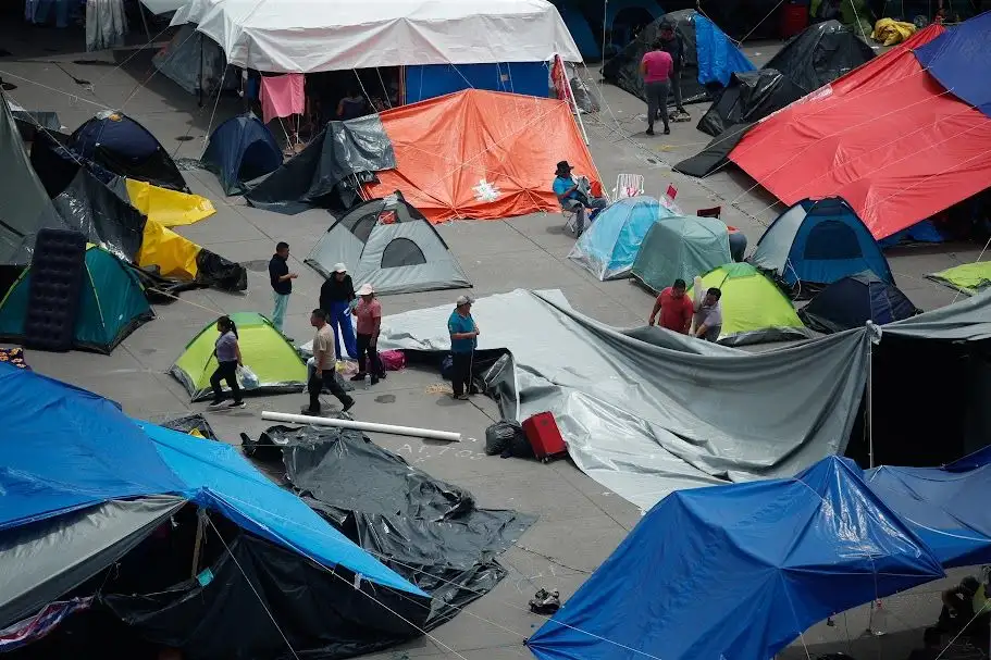 Los maestros decidieron continuar hoy con protestas, mientras la comisión nacional acudirá nuevamente a la mesa de diálogo en Gobernación. Los 20 días del plantón en el Zócalo ya causan problemas de salud entre los docentes. Foto 