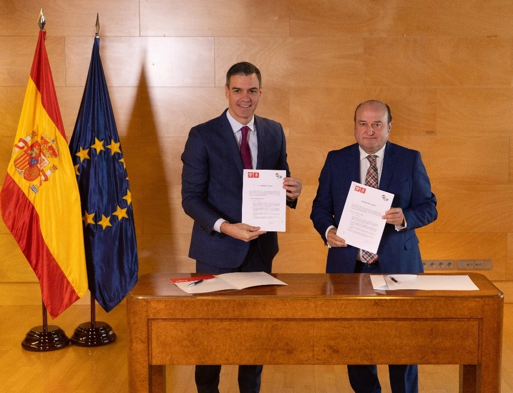 El presidente del Gobierno en funciones y candidato a la reelección, Pedro Sánchez, y el presidente del EBB del PNV, Andoni Ortuzar, firman un acuerdo para la investidura, en el Congreso de los Diputados, el 10 de noviembre de 2023. Foto Europa Press