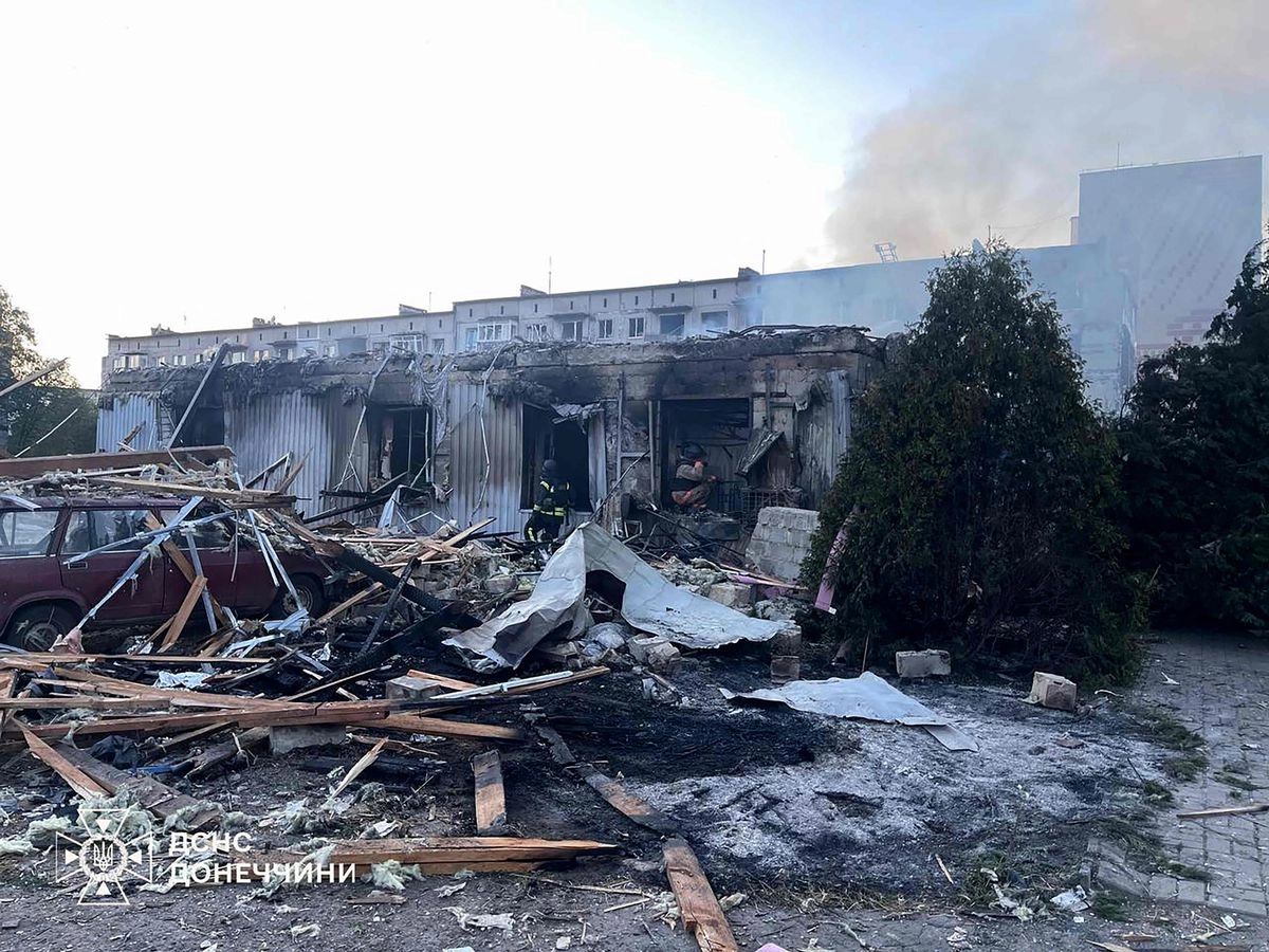 Instalación civil en Ucrania dañada tras un ataque ruso en Dobropillia, región de Donetsk, en medio de la invasión rusa.