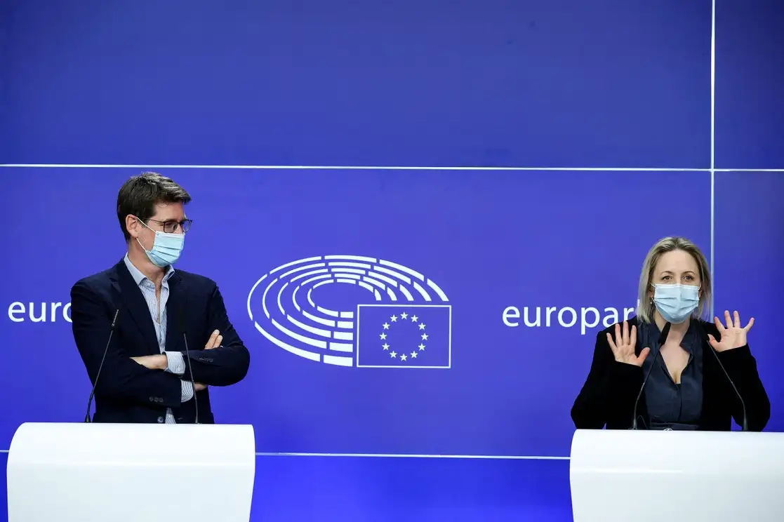 La eurodiputada sueca Jytte Guteland y su para francés Pascal Canfin, durante una conferencia de prensa hoy sobre el nuevo acuerdo climático europeo, en el Parlamento Europeo, en Bruselas. Foto Afp