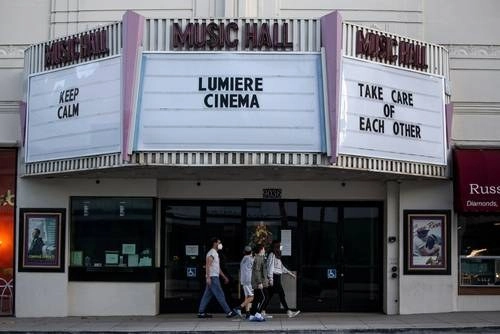 Un cine en Beverly Hills, California, cerrado por la pandemia. Foto Ap
