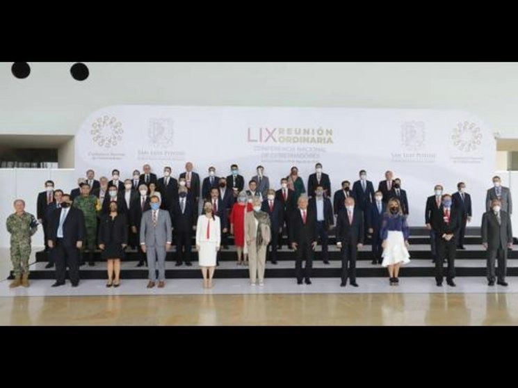 El presidente posa con los mandatarios estatales, excepto el de Chiapas. Foto Presidencia