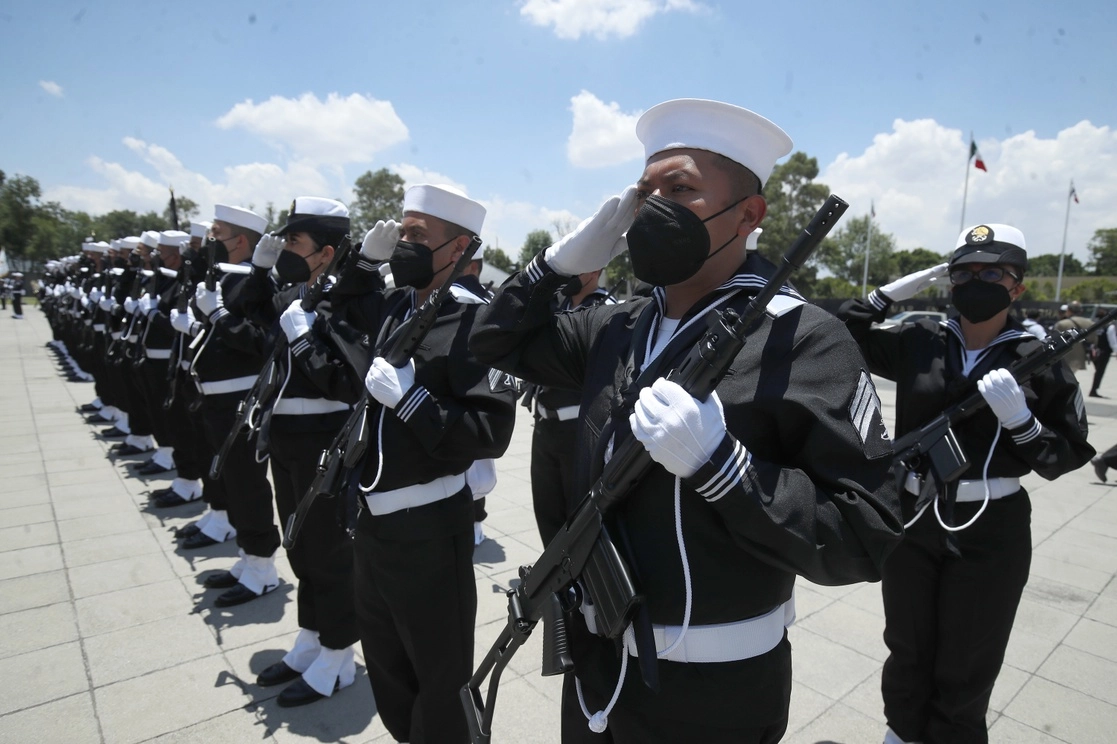 En el Diario Oficial de la Federación se publicó decreto por el que se Reforman, Adicionan y Derogan Diversas Disposiciones del Reglamento de Vacaciones y Licencias para el Personal de la Armada de México, que entrará en vigor a partir del miércoles próximo. En la imagen, personal de la Marina. Foto Crsitina Rodríguez / Archivo
