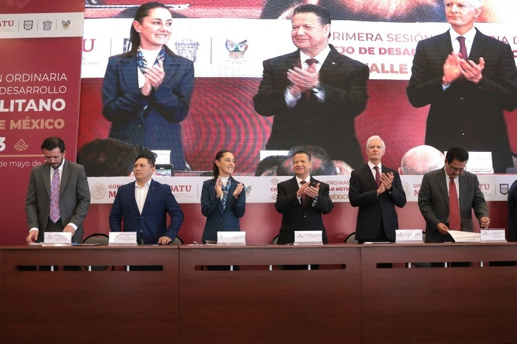 Los mandatarios de las tres entidades firmaron seis grandes convenios en diversos temas. Foto 'La Jornada'