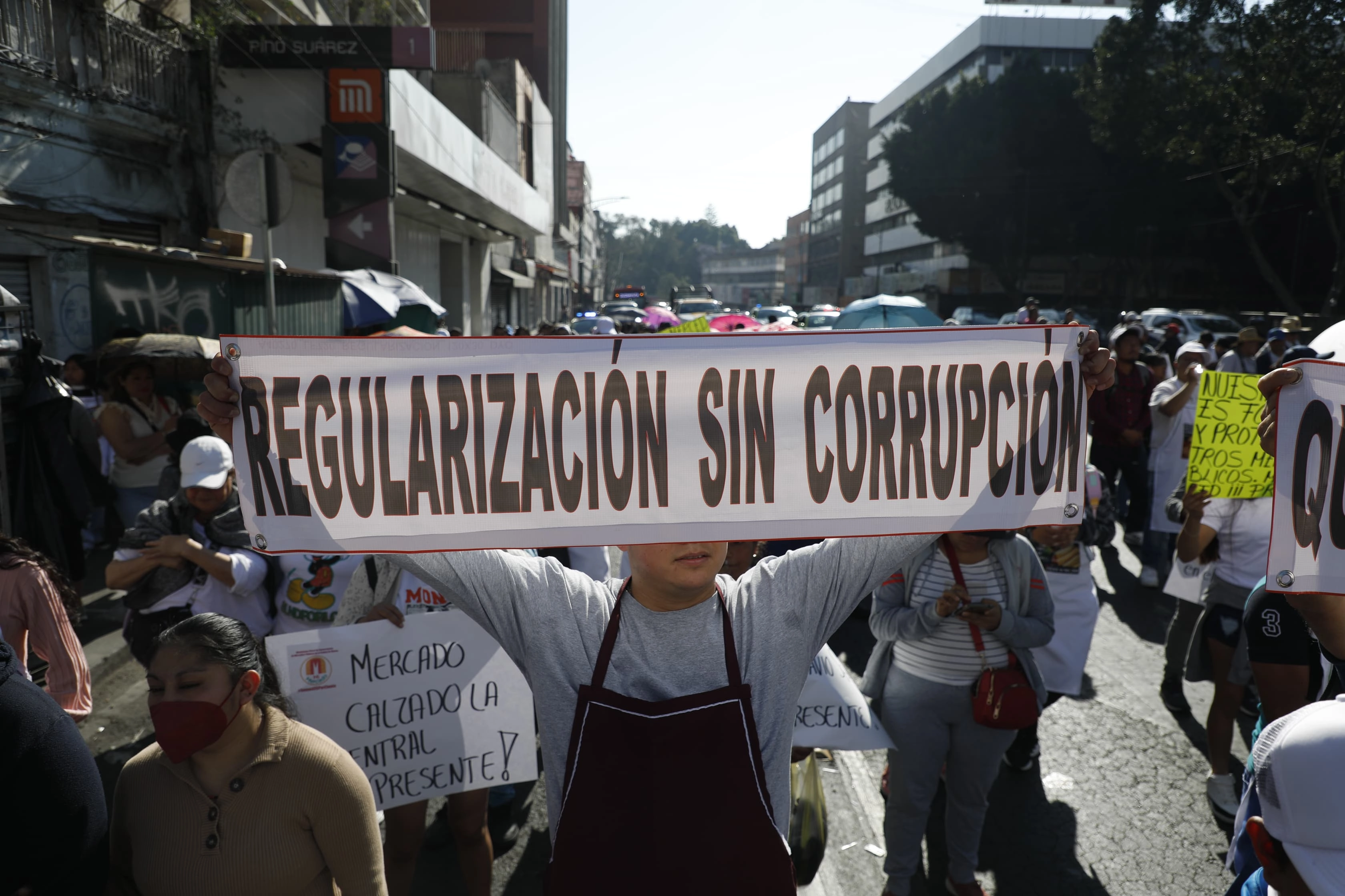 Locatarios de diversos mercados de la Ciudad de México marchan sobre Izazaga, en dirección al Zócalo capitalino, el 4 de marzo de 2025. Foto