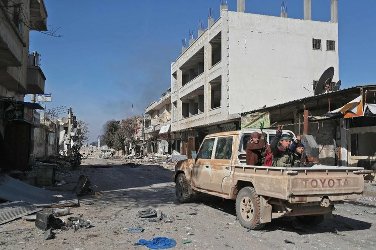 Combatientes sirios respaldados por Turquía en la ciudad de Saraqib, en la parte oriental de la provincia de Idlib. Foto Afp
