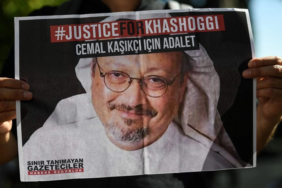 Cartel en el que se exige justicia por el asesinato del periodista Jamal Khashoggi. Foto Afp / Archivo