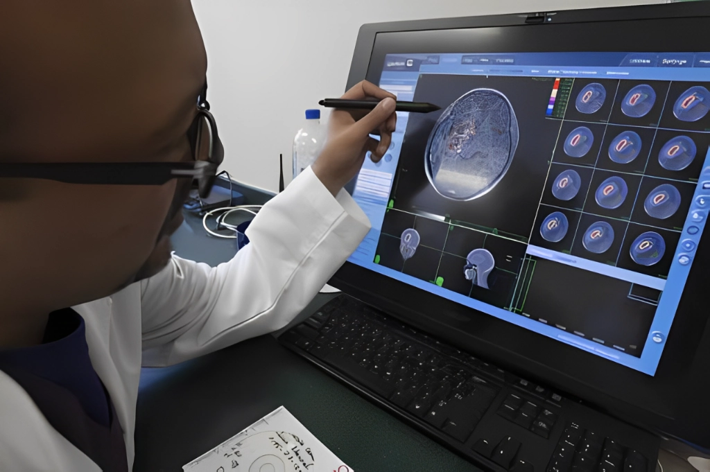 Se trabaja en el desarrollo de una molécula con potencial para frenar el crecimiento de células cancerígenas antes de que se manifieste la enfermedad. Foto Cristina Rodríguez / Archivo 