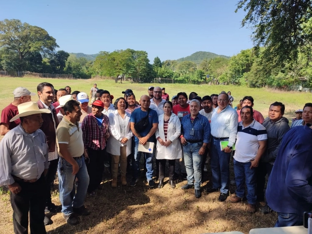 Inconformes con los servicios del IMSS de Huejutla, Hidalgo acordaron una mesa de negociación con directivos a quienes mantuvieron retenidos. Foto Difundida en redes sociales