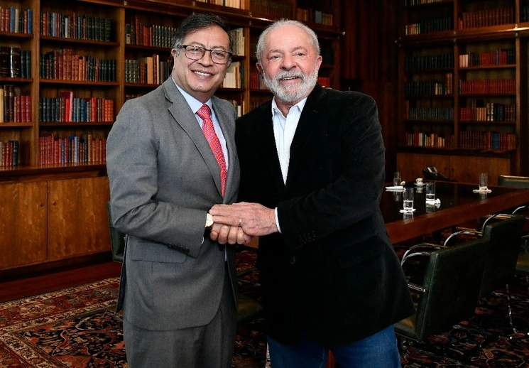 El presidente de Brasil, Luiz Inácio Lula da Silva, y su par de Colombia, Gustavo Petro, acordaron en Brasilia fortalecer el combate conjunto de los delitos ambientales y el crimen organizado en la Amazonía, el 31 de mayo de 2023. Foto Presidencia de Colombia vía Afp 