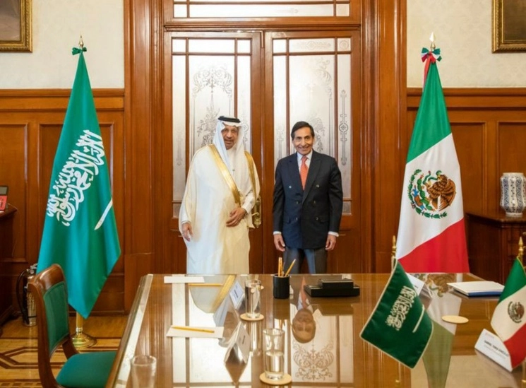 Durante la reunión entre el titular de la SHCP, Rogelio Ramírez de la O y Khaled AlFalih, ministro de Inversión de Arabia Saudita. Imagen tomada del Twitter @Hacienda_Mexico