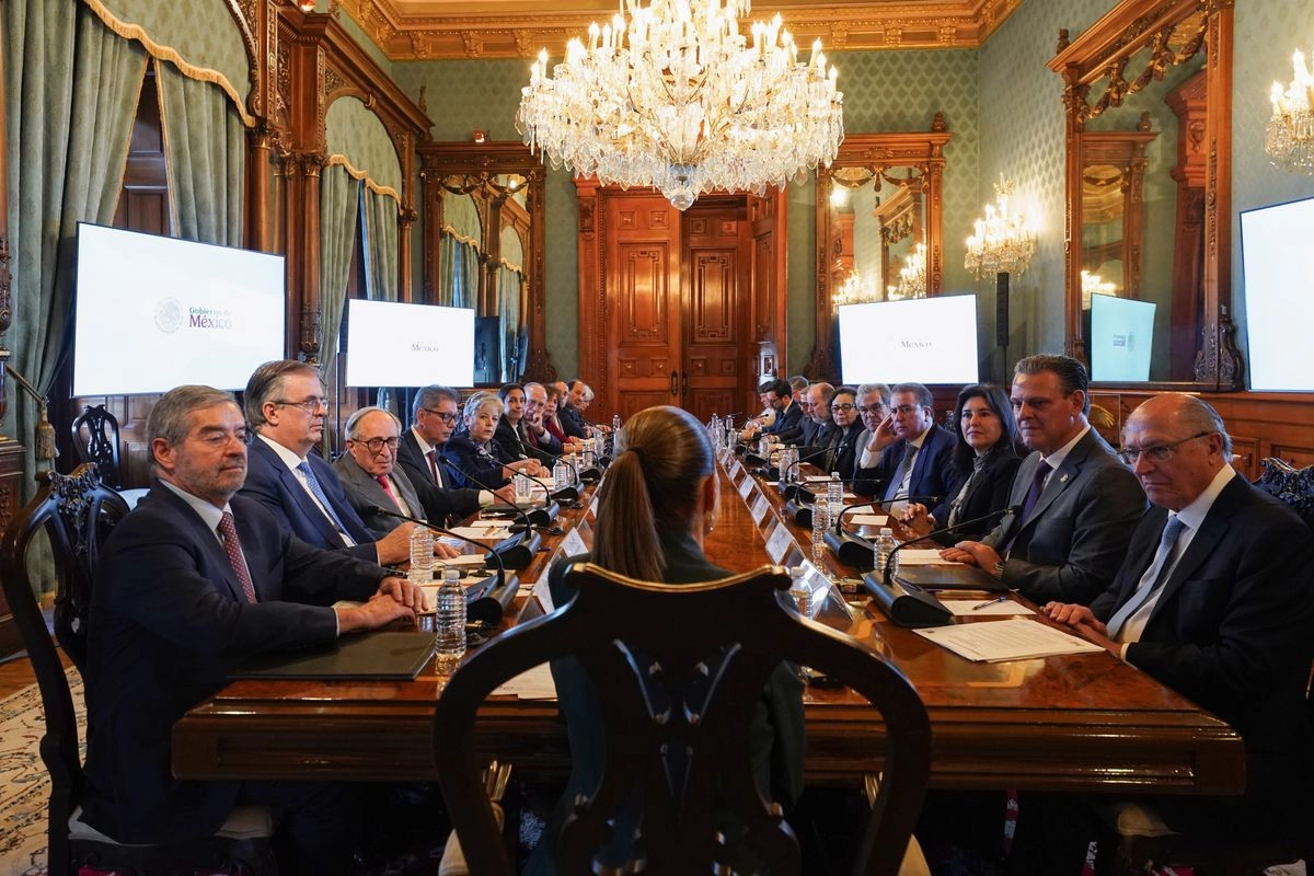 La delegación mexicana a la izquierda; la presidenta Sheinbaum al centro, y la comitiva de Brasil, a la derecha, en el encuentro privado en Palacio Nacional. Foto 
