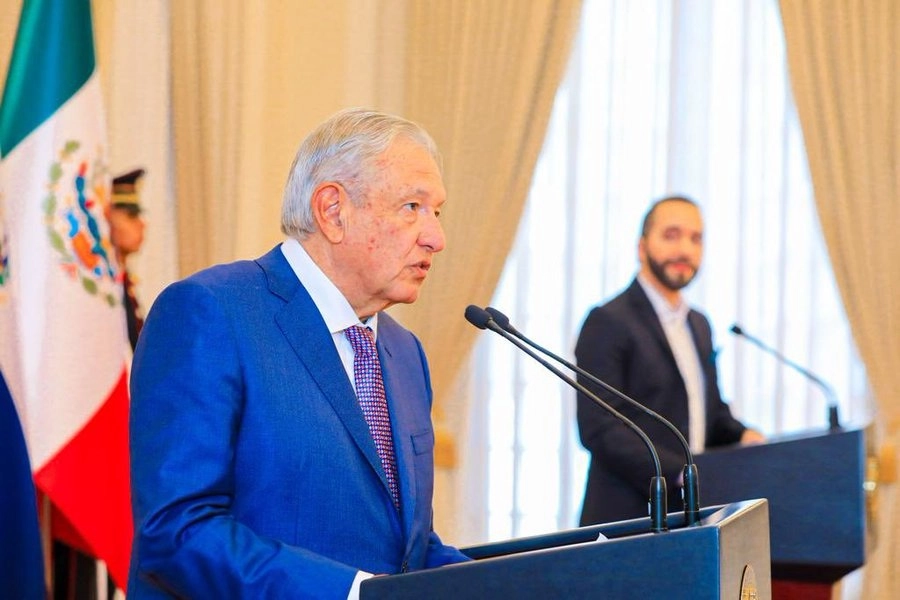 El presidente Andrés Manuel López Obrador y su homólogo salvadoreño, Nayib Bukele, en la Casa Presidencial en El Salvador, el 6 de mayo de 2022. Foto tomada del Twitter de @PresidenciaSV