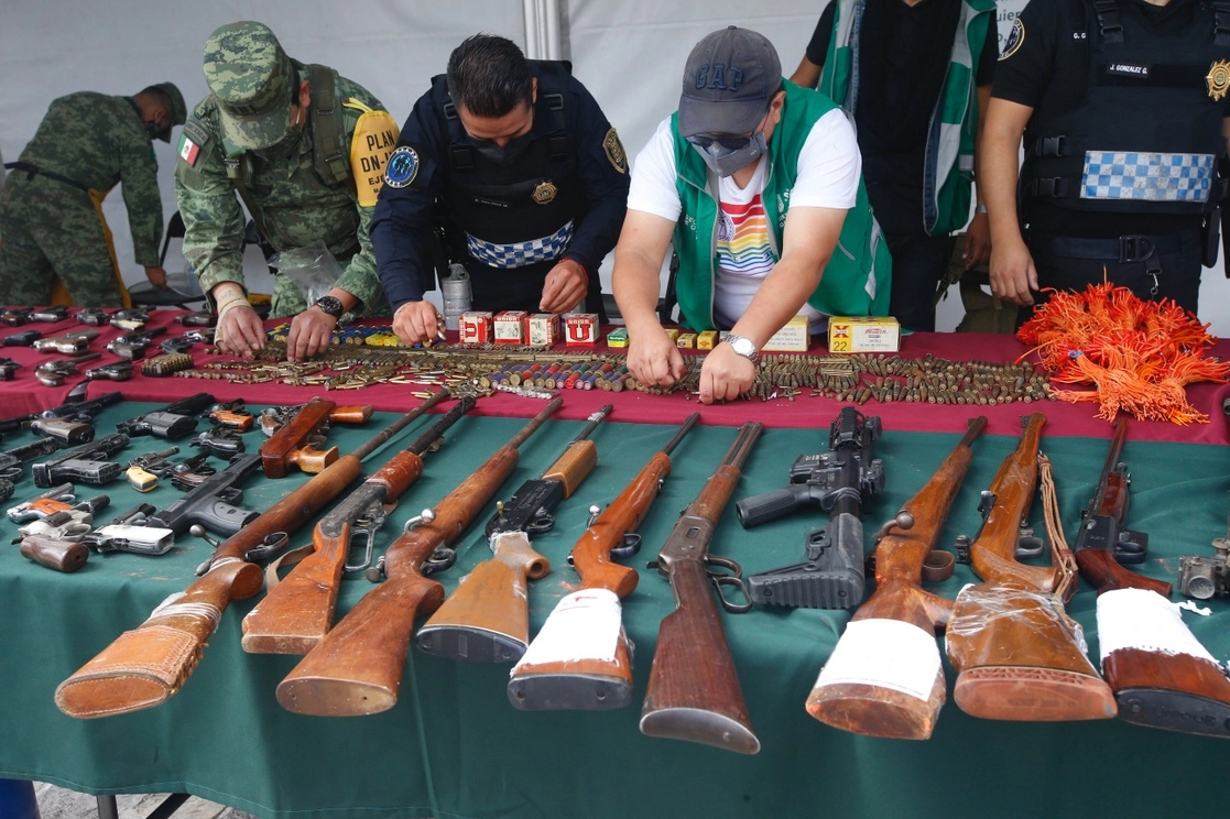 Funcionarios del gobierno de la CDMX y del Ejército participan del programa "Sí al Desarme sí". Foto Guillermo Sologuren/ Archivo 
