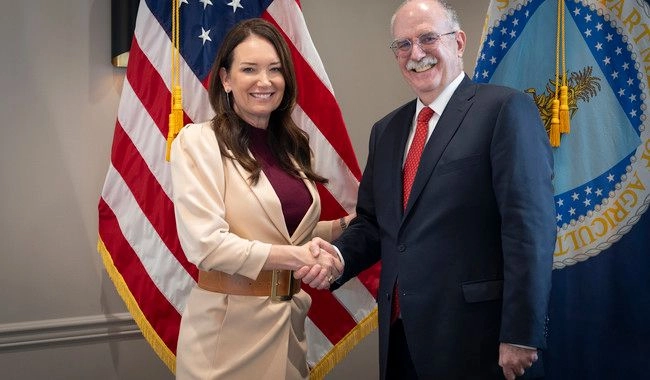 El secretario de Agricultura, Julio Berdegué (der) junto con la secretaria del USDA, Brooke Rollins (izq). Foto 