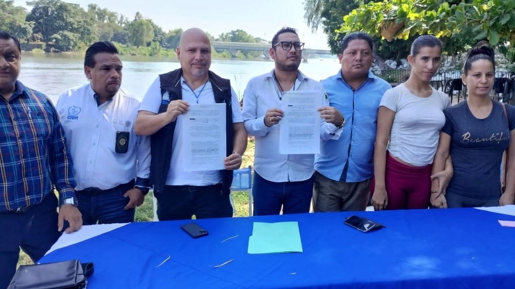 Las organizaciones acordaron además mediar con autoridades migratorias. Foto Edgar H. Clemente 
