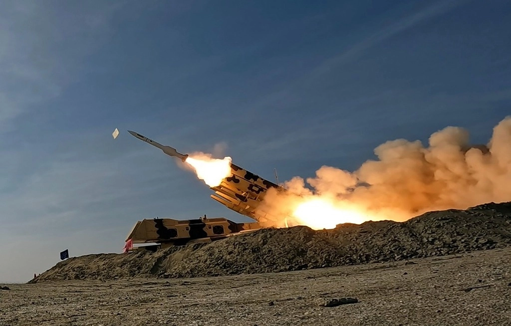 El ejército iraní lanza un misil durante un ejercicio militar, el viernes 19 de enero de 2024. Foto Ap