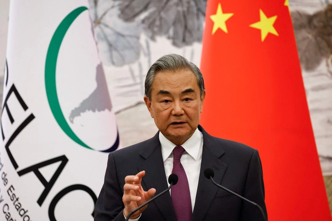 El ministro de Relaciones Exteriores de China, Wang Yi, durante una conferencia de prensa para la cuarta reunión ministerial del Foro China-CELAC, en la Casa de Huéspedes de Estado Diaoyutai en Pekín, el 13 de mayo de 2025. Foto  