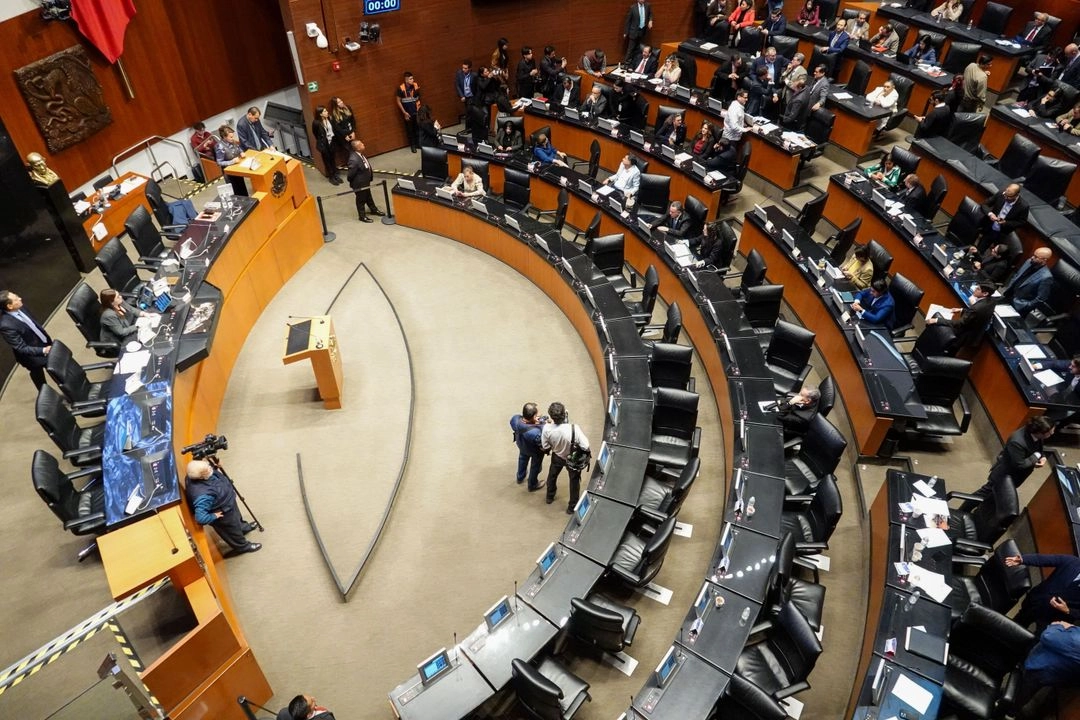 En tribuna, uno de los diputados panistas planteó incluso una reserva para que se incluyera en el temario de la Permanente la destitución del presidente del Senado, Gerardo Fernández Noroña, lo que fue rechazado por la mayoría de Morena y aliados. Foto 