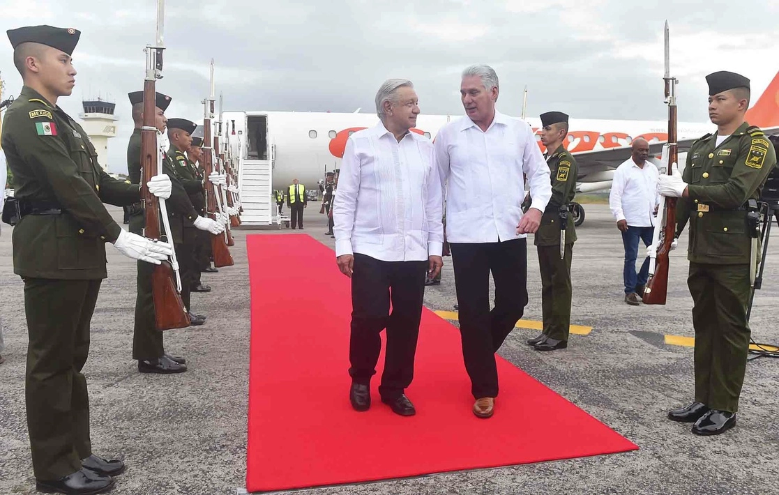 El presidente Andrés Manuel López Obrador da la bienvenida al mandatario de la República de Cuba, Miguel Díaz-Canel Bermúdez, en el Aeropuerto Internacional de Campeche. Foto Presidencia 