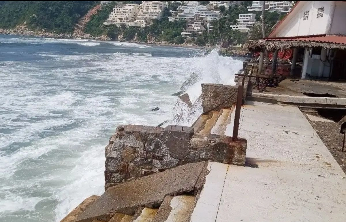 Pobladores y prestadores de servicios de Puerto Marqués permitieron la reanudación de los trabajos de renovación del muelle de la playa Pelícanos, en Puerto Marqués, suspendidos desde el viernes pasado. Foto 