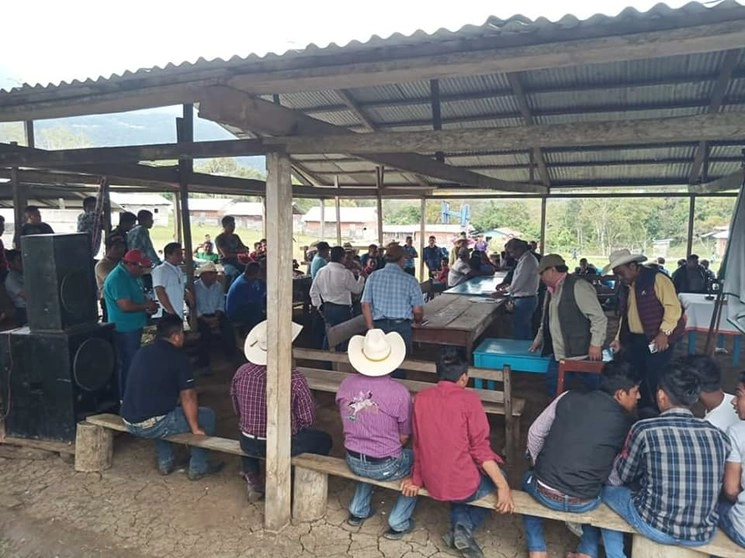 Firma del acuerdo de los Bienes Comunales Zona Lacandona con el ejido Amador Hernández, municipio de Ocosingo. Foto Facebook Colectivo de reporteras de Chiapas