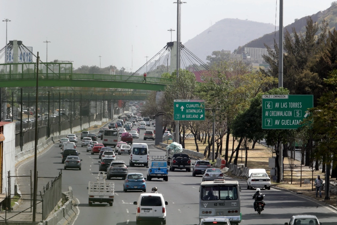 Aspecto de la calzada Ignacio Zaragoza en la Ciudad de México. Foto Roberto García Ortiz / Archivo
