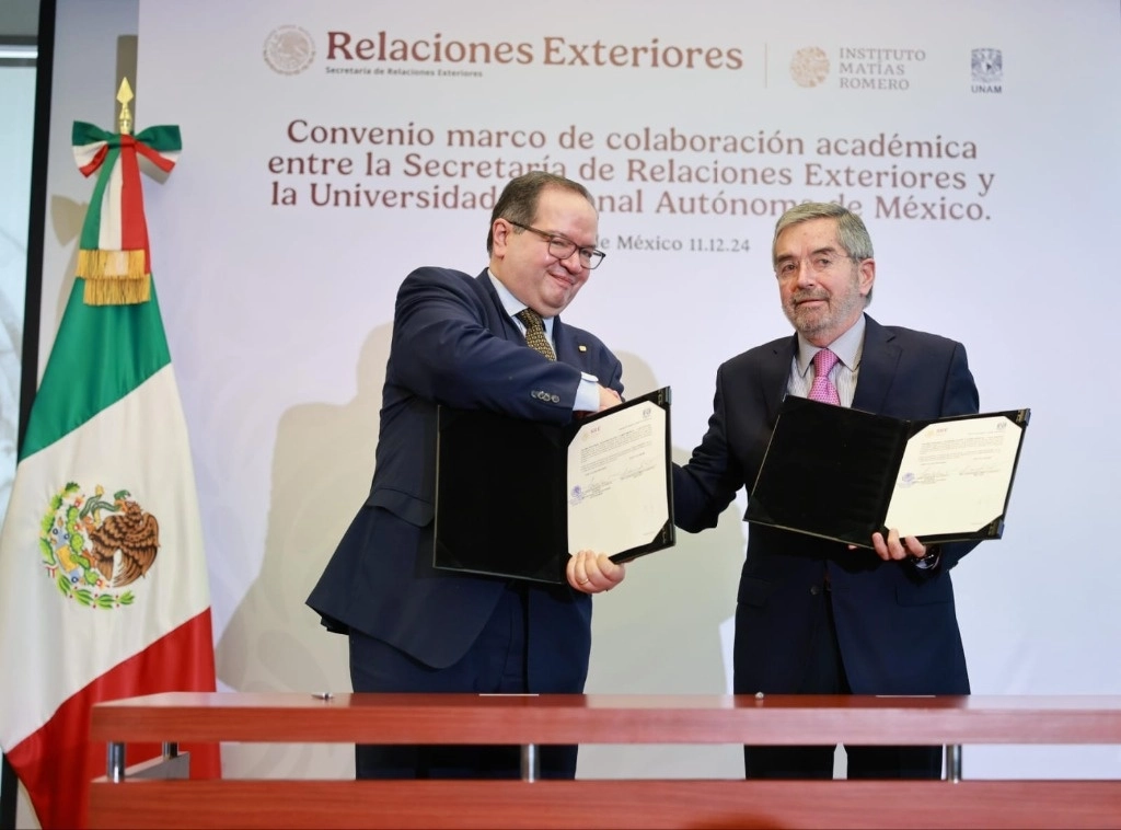 Titulares de la SRE y de la UNAM firmaron un convenio de colaboración para ofrecer capacitación a diplomáticos. Foto @SRE_mx