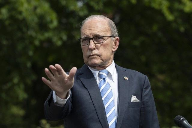 Larry Kudlow, principal asesor económico de la Casa Blanca dijo que sigue adelante la Fase-1 del acuerdo comercial entre China y EU. Foto Ap
