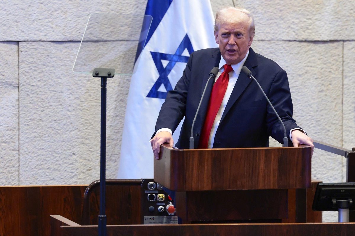 El presidente Donald Trump se dirige a la Knesset, el parlamento de Israel, en Jerusalén, el 13 de octubre de 2025, 