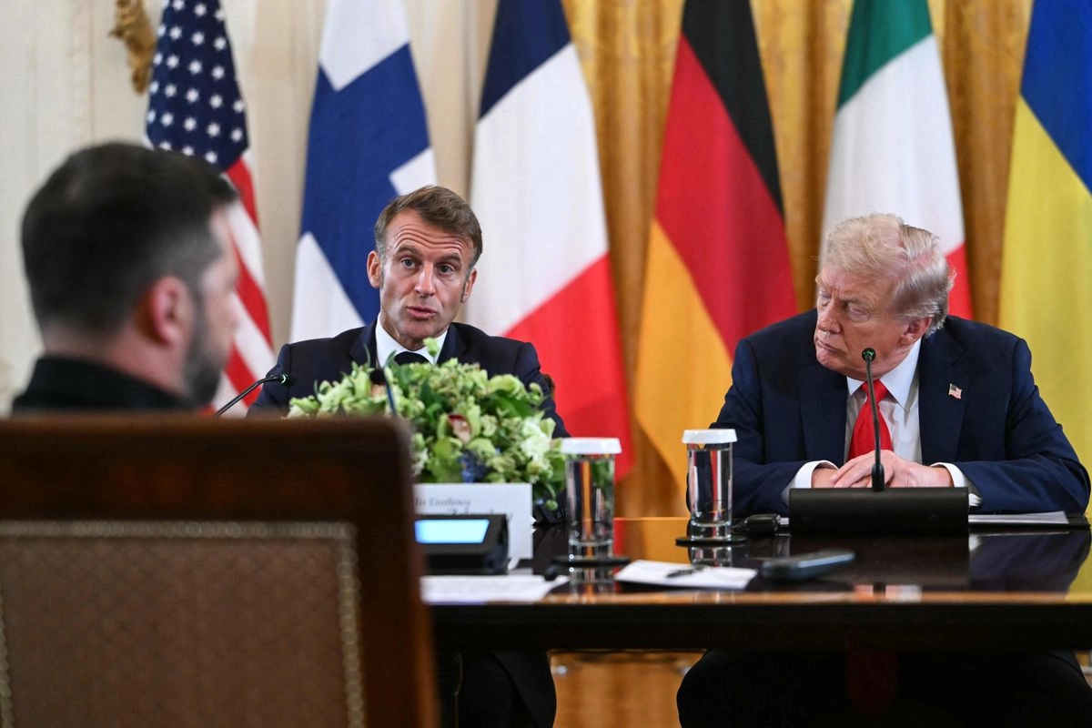 (Izq./Der.) El presidente ucranio, Volodymir Zelensky, el presidente francés, Emmanuel Macron y el presidente estadunidense, Donald Trump, participan en una reunión con líderes europeos en la Sala Este de la Casa Blanca en Washington, D.C., el 18 de agosto de 2025.