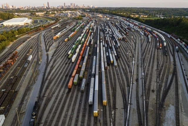 Vagones de tren de carga se encuentran en un patio ferroviario de Norfolk Southern en Atlanta, Georgia, EU. Foto Ap