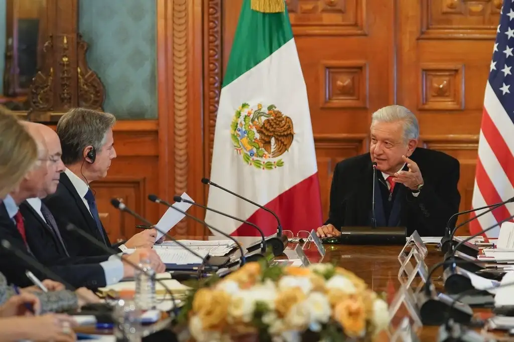 Acompañado por los titulares de Seguridad, Rosa Icela Rodríguez; Marina, Rafael Ojeda; Sedena, Luis Cresencio Sandoval, y Gobernación, Luisa María Alcalde, el Presidente recibió ayer en Palacio Nacional a la comitiva enviada por Joe Biden, la cual estuvo integrada por los secretarios de Estado, Antony Blinken, y de Seguridad, Alejandro Mayorkas, así como la asesora de la Casa Blanca, Elizabeth Sherwood, con quienes abordó durante dos horas temas de cooperación bilateral. Foto Presidencia