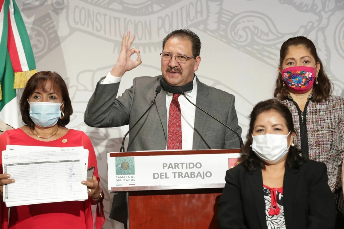 Reginaldo Sandoval, coordinador de la bancada del Partido del Trabajo en San Lázaro, durante una conferencia de prensa. Foto Cuartoscuro / Archivo