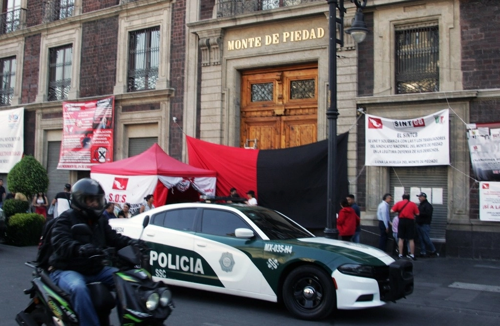 Bandera rojinegra en instalaciones del Monte de Piedad en el Centro Histórico de la CDMX. Foto Roberto García