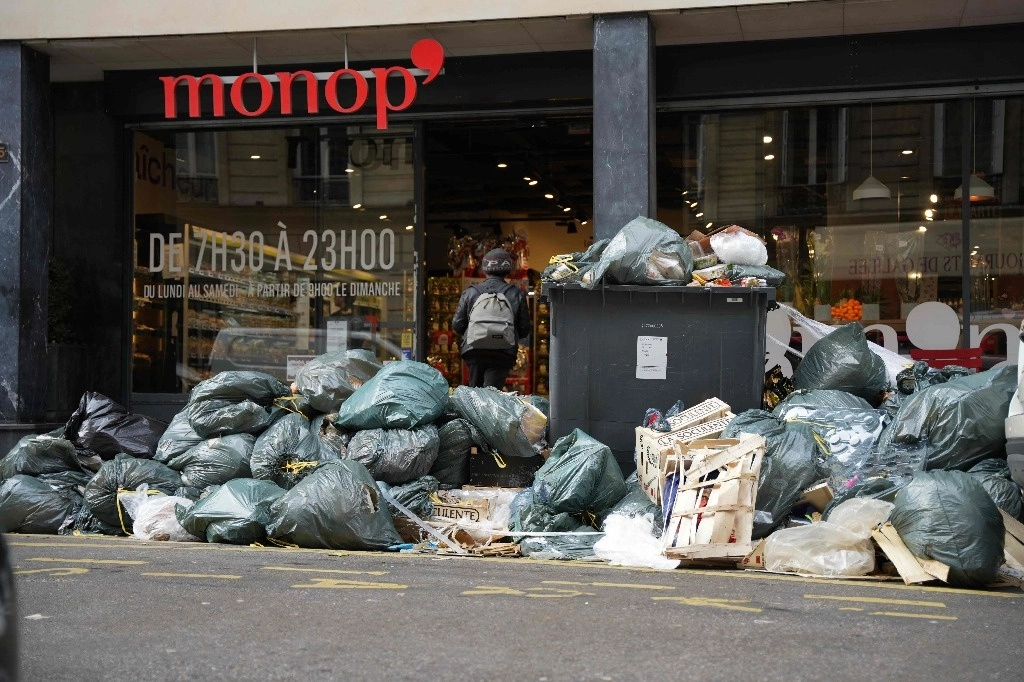 Pilas de basura frente a un supermercado en París. Foto Afp