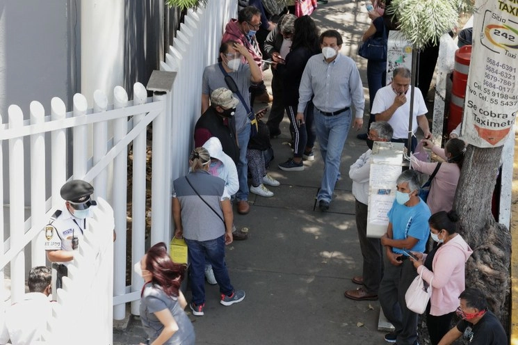 Pemex informó que hasta ahora, 114 pacientes que ingresaron a terapia intensiva se han egresado a su domicilio. Foto Roberto García