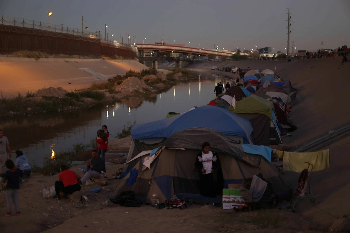Al borde del río Bravo, en Ciudad Juárez, migrantes venezolanos expulsados a México instalaron un campamento improvisado para protestar y presionar al gobierno de Joe Biden luego de que fueron incluidos en el Título 42 que les impide cruzar y realizar el trámite para buscar asilo, el pasado 26 de noviembre de 2022. Foto Cuartoscuro 